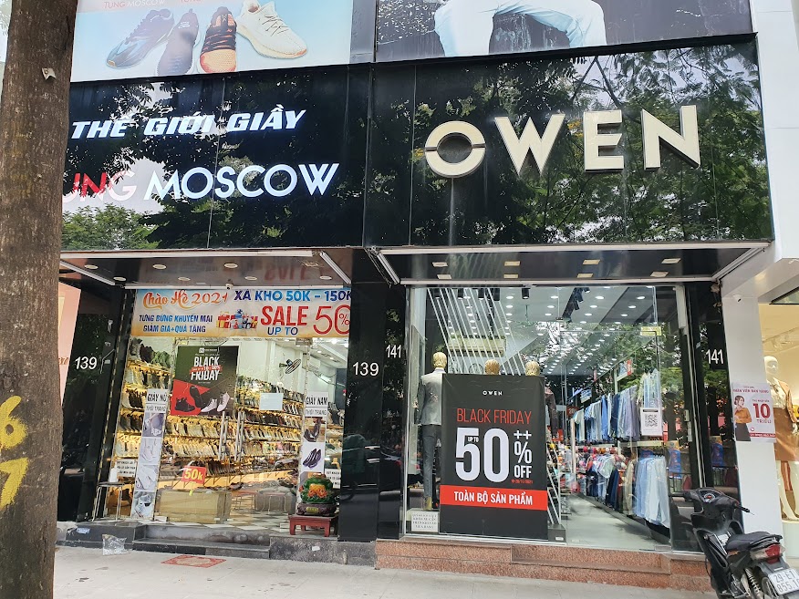 Giảm giá kịch sàn các cửa hàng mua sắm vẫn vắng khách trong ngày Black Friday