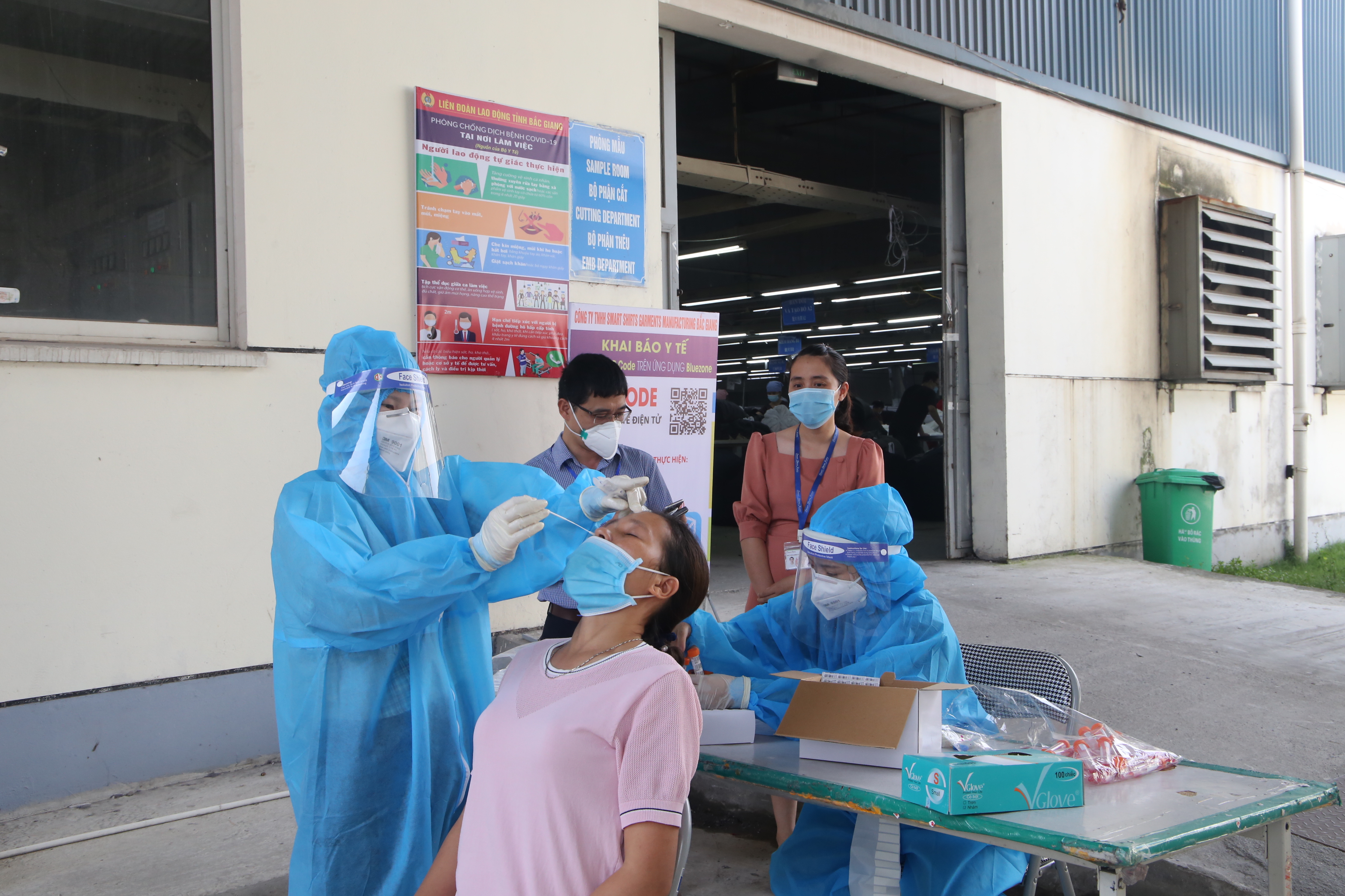 Ngày 2711, cả nước ghi nhận hơn 13.000 ca mắc COVID-19 mới