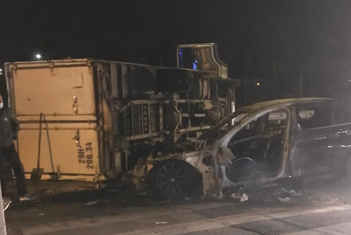 Hà Nội Siêu xe BMW bốc cháy sau cú va chạm kinh hoàng với xe tải 