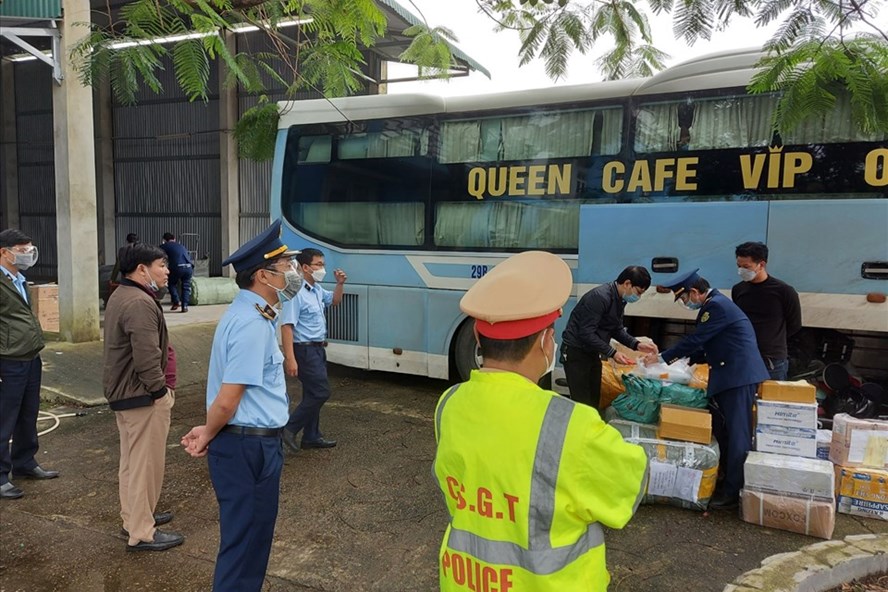 Thừa Thiên Huế Bắt giữ xe khách chở lô hàng lậu có giá trị gần 1 tỷ đồng