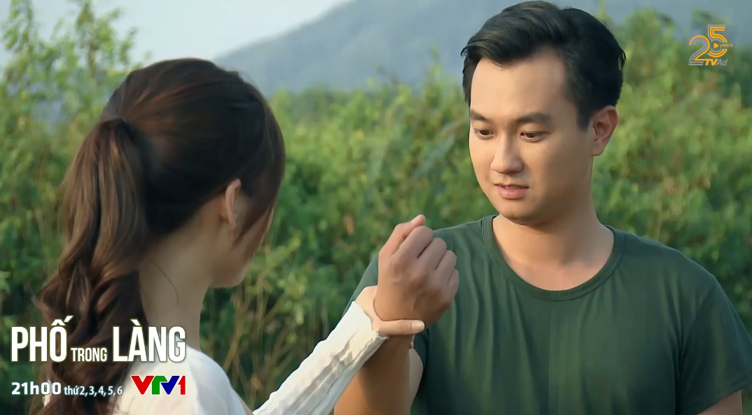 Preview Phố trong làng tập 16 Nam ngỡ ngàng và vui ra mặt khi được y tá Ngọc nắm tay