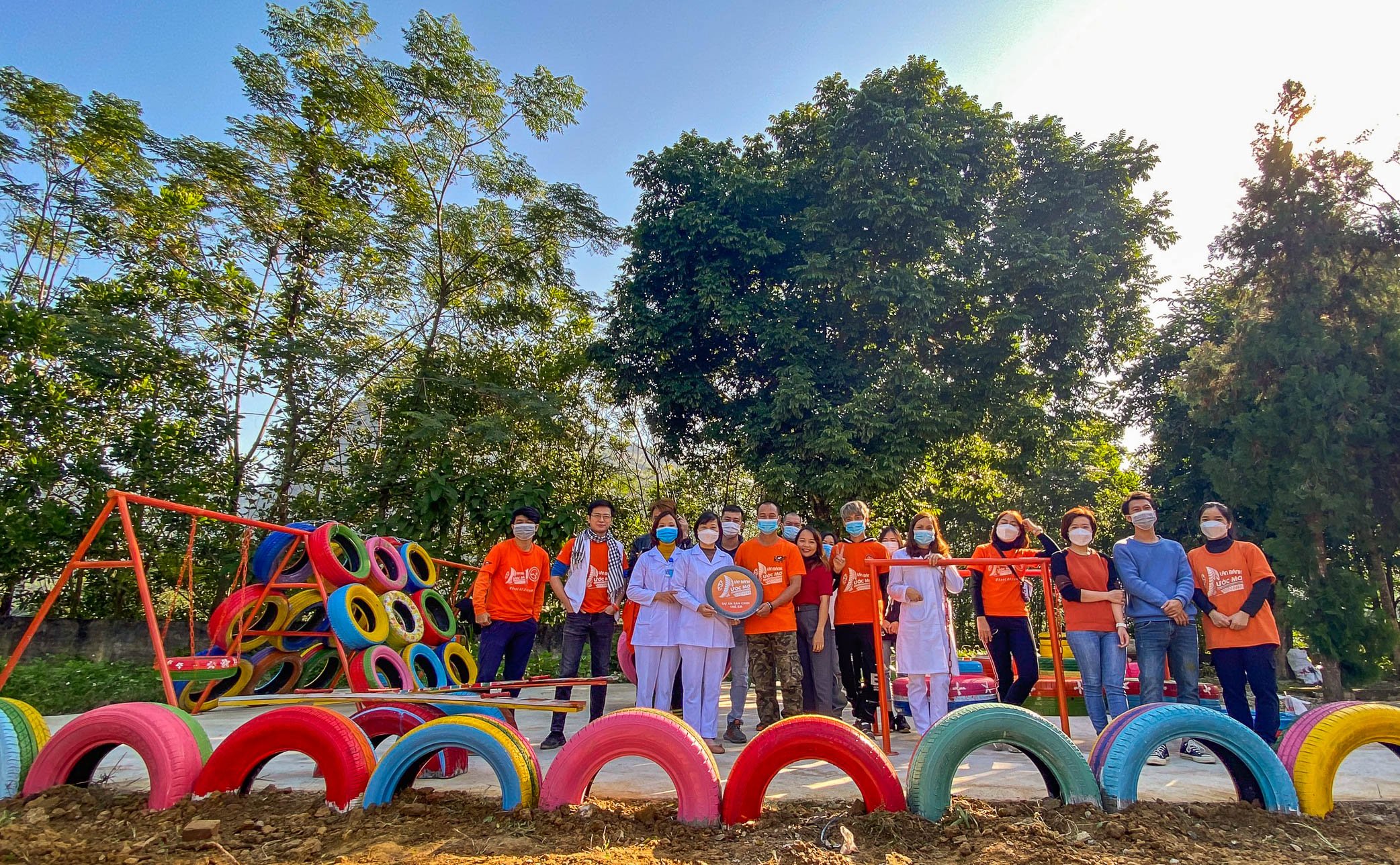 CLB Lăn bánh ước mơ trao tặng sân chơi trẻ em cho TTYT Chợ Mới – Bắc Kạn