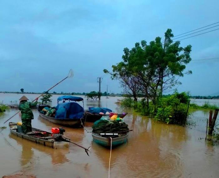 Gia Lai Giải cứu 15 người dân bị mắc kẹt do mưa lũ