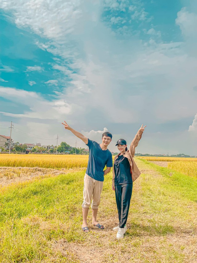 Phố trong làng Ảnh hậu trường vui nhộn của cặp đôi trung úy Đông và Hải bán quạt