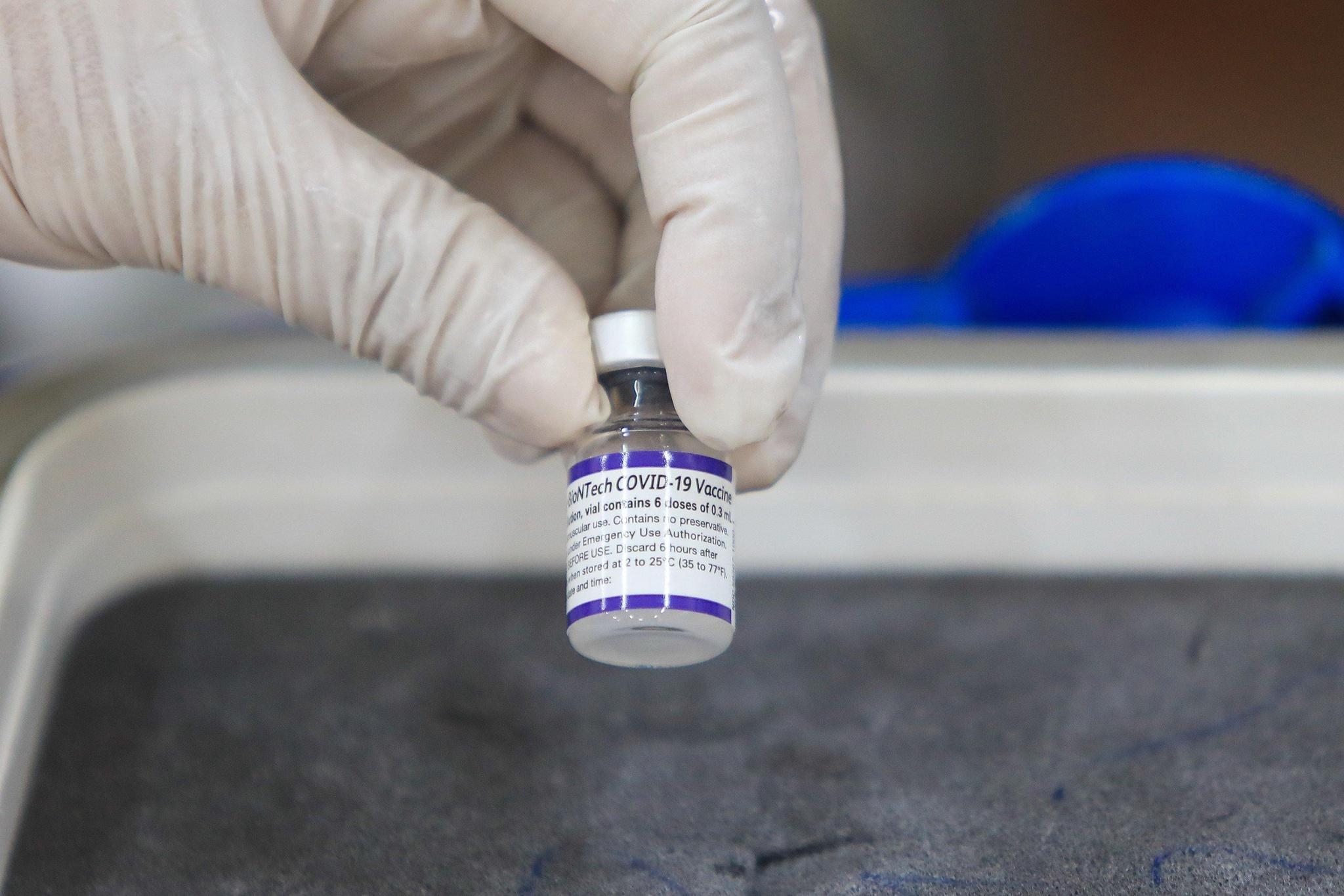 Hà Nội tạm dừng tiêm 2 lô vaccine Pfizer được gia hạn sử dụng cho trẻ