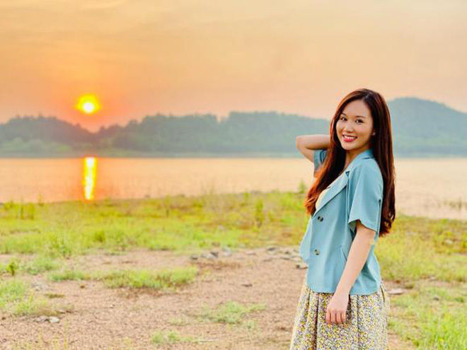 Phố trong làng Trang phục dịu dàng của nữ y tá Ngọc nhận được sự yêu thích của khán giả