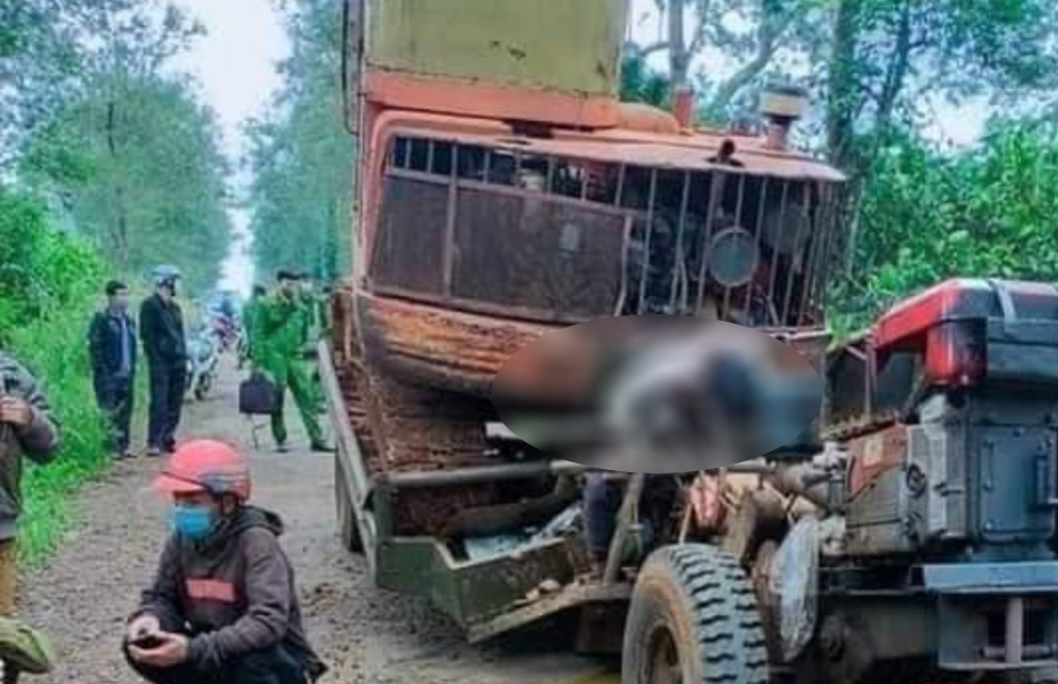 Chở xe máy múc, tài xế xe công nông bị đè chết trên ghế lái