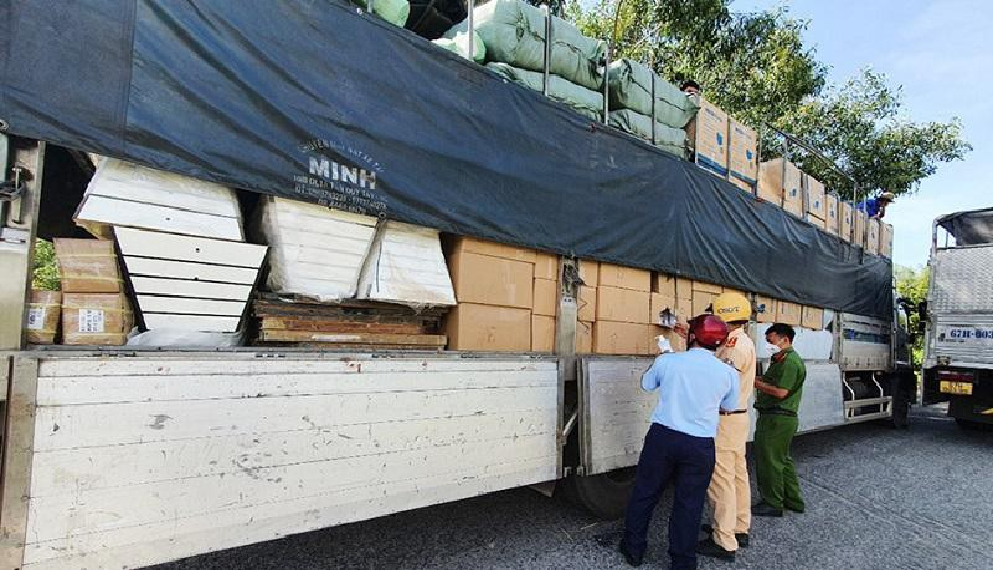 Phát hiện 3 xe chở lượng lớn hàng hóa không rõ nguồn gốc 