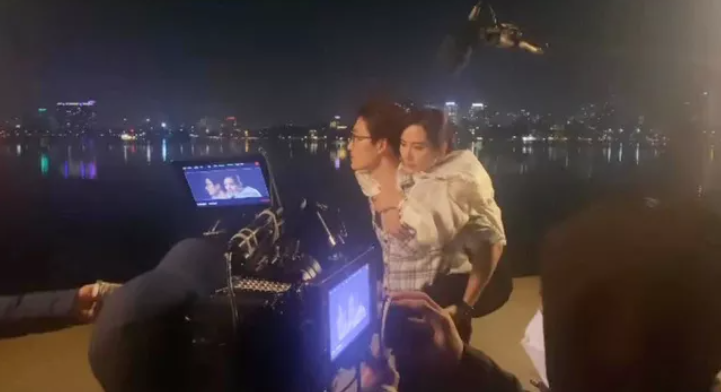Hé lộ cảnh quay lãng mạn của Hoàng Duy và Vân Trang trong Thương ngày nắng về