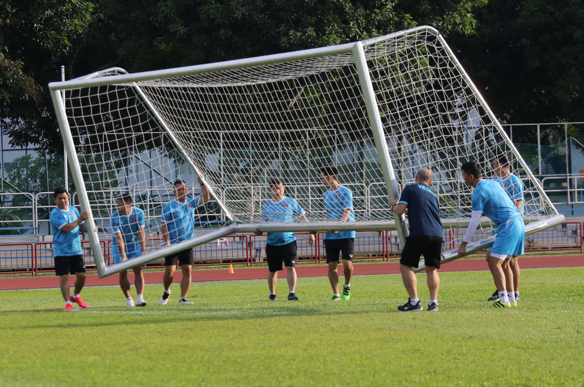 Việt Nam - Lào Bước chân đầu tiên trong hành trình bảo vệ chức vô địch AFF Cup