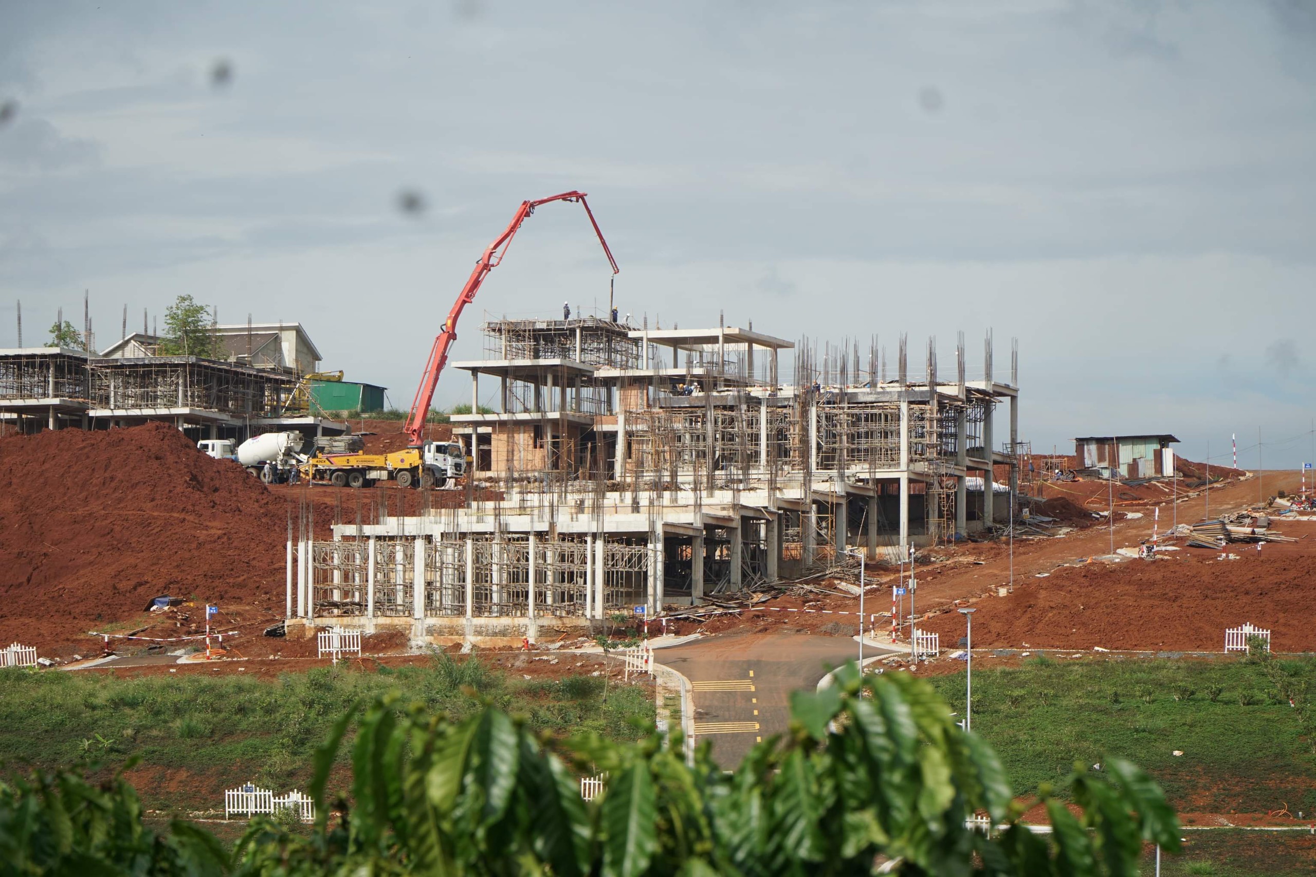 Đang dính lùm xùm vụ xẻ đồi 41ha phân lô rao bán ông chủ Khải Hưng Corp vẫn ngang nhiên san đồi tại TP Bảo Lộc