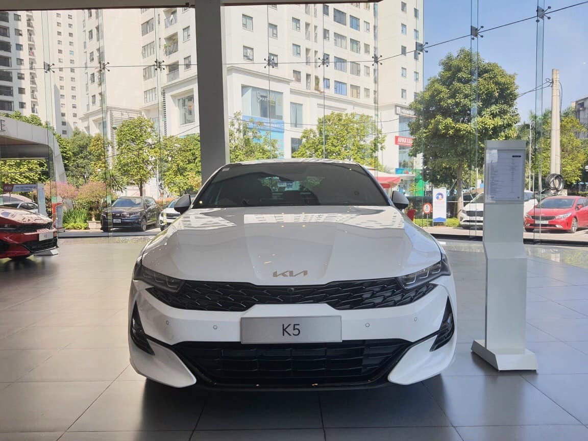 Giá xe Kia K5 sau giảm 50% lệ phí trước bạ là bao nhiêu
