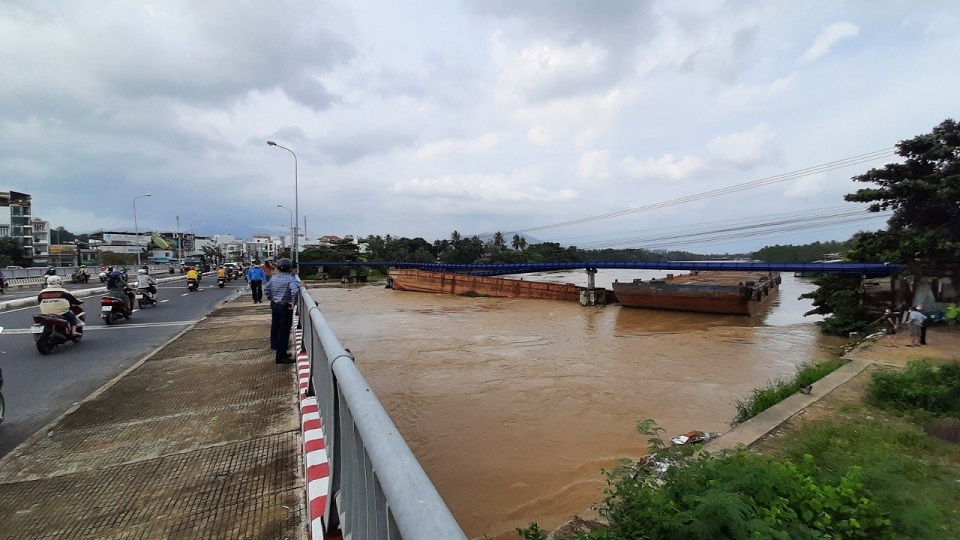 Vụ sà lan trôi làm bể ống cấp nước sạch TP. Nha Trang Việc bồi thường vẫn chưa thống nhất 