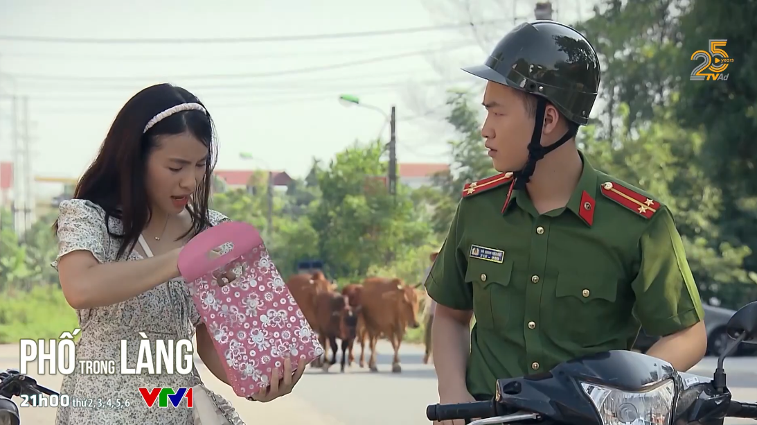 Preview Phố trong làng tập 20 Dù bị từ chối nhiều lần, Hoài vẫn kiên nhẫn gửi quà đến Nam