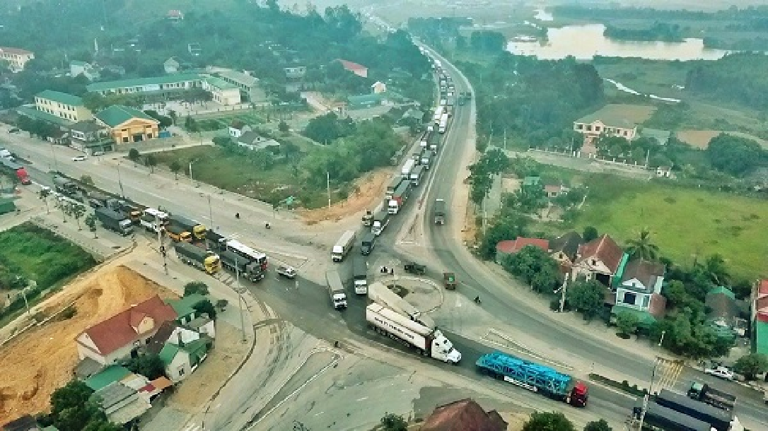 Hà Tĩnh Xe chở hàng chục tấn gỗ ép lật giữa đường khiến quốc lộ 1A ùn tắc 3km