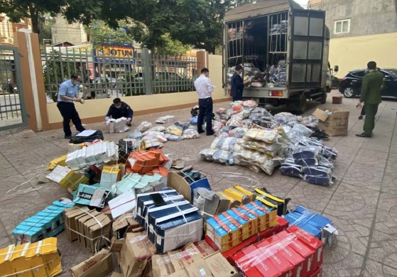 Sơn La Phát hiện chiếc xe chở hơn 2.900 đôi giày dép không rõ nguồn gốc