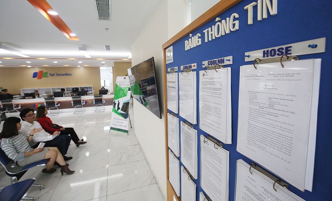 Chây ỳ công bố thông tin, cổ phiếu KSH, VTR chỉ được giao dịch phiên thứ 6 hàng tuần