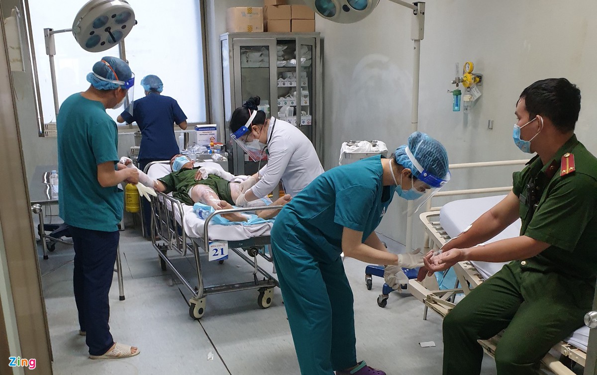 3 chiến sĩ công an ở TP.HCM bị ném bom xăng phải nhập viện