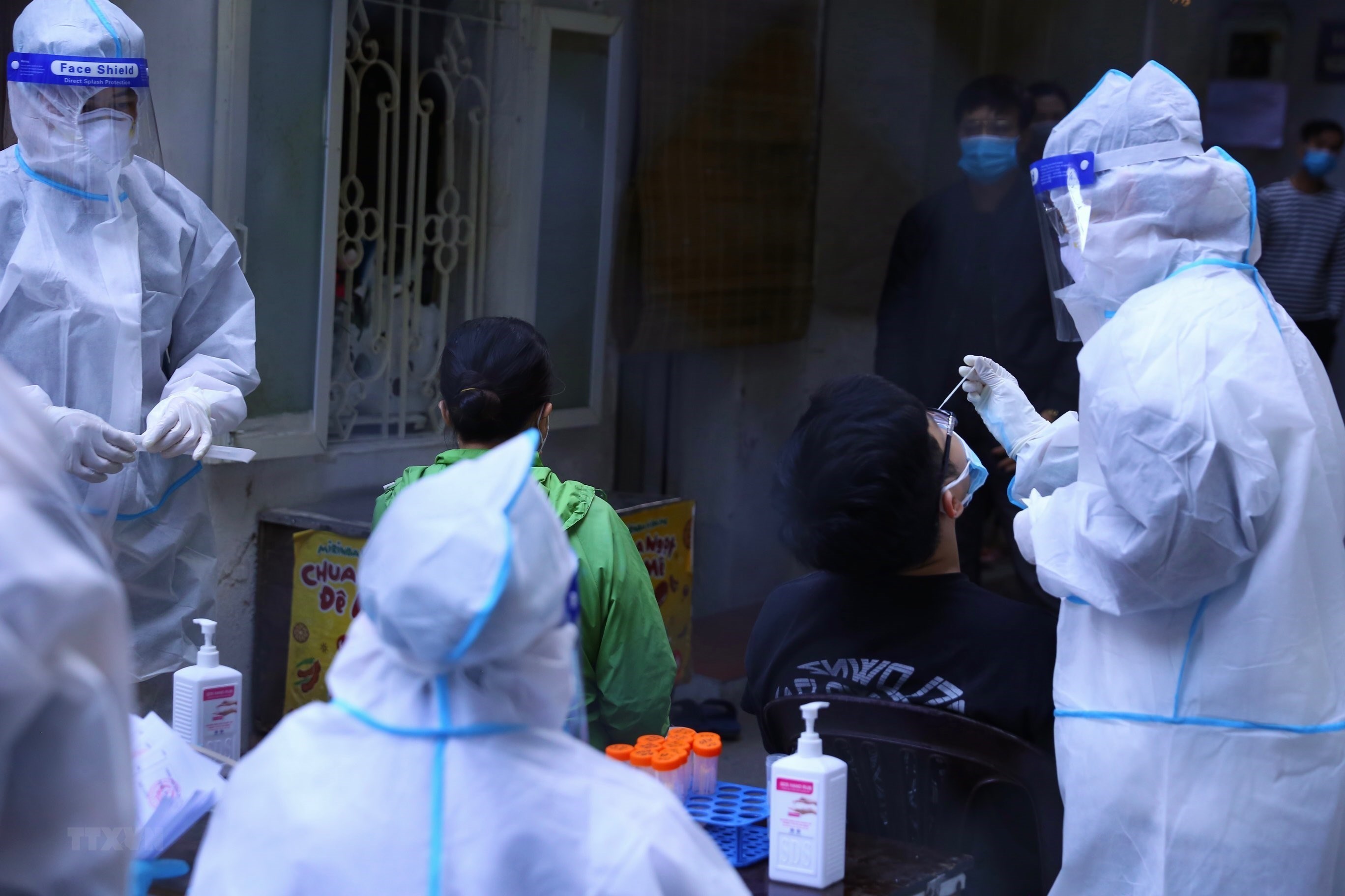 Ngày 812, thêm 14.599 ca mắc Covid-19 mới,  24.737 ca khỏi bệnh