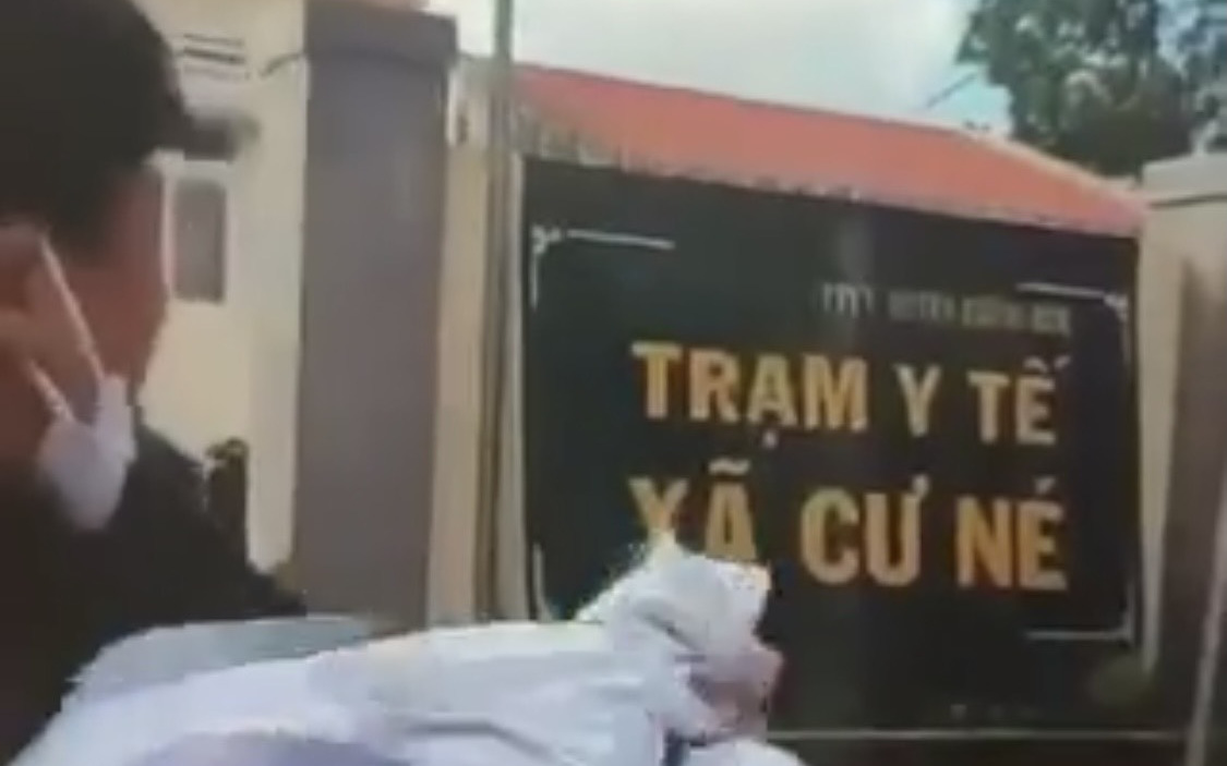 Vụ nhân viên y tế xé áo blouse Lãnh đạo Trung tâm Y tế huyện nói gì