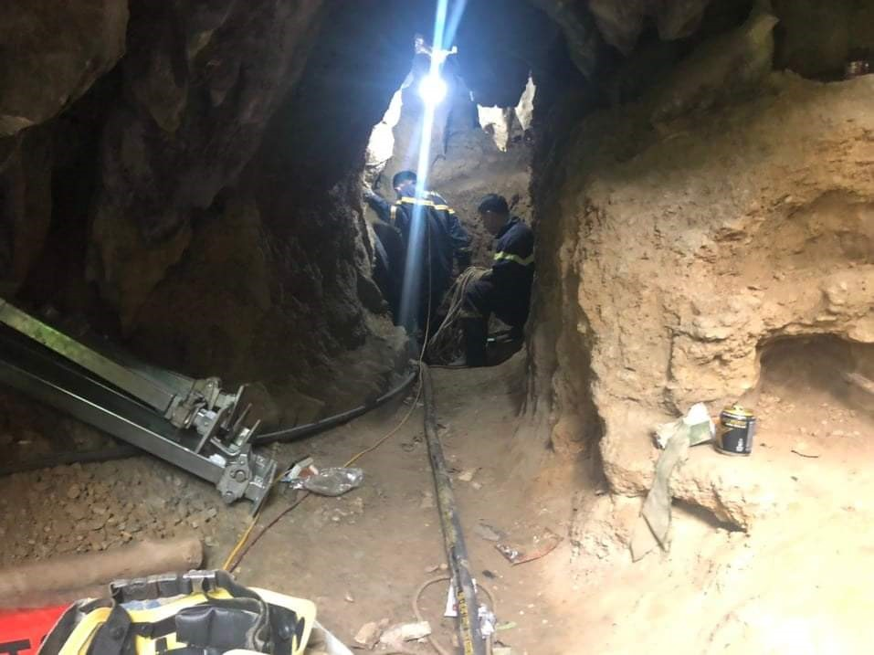 Bắc Kạn Sập hang đá khiến 2 người mất tích