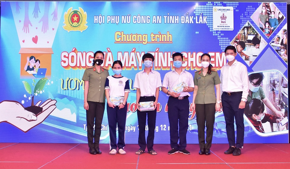 Hội phụ nữ công an tỉnh Đắk Lắk tổ chức chương trình “Sóng và máy tính cho em” 