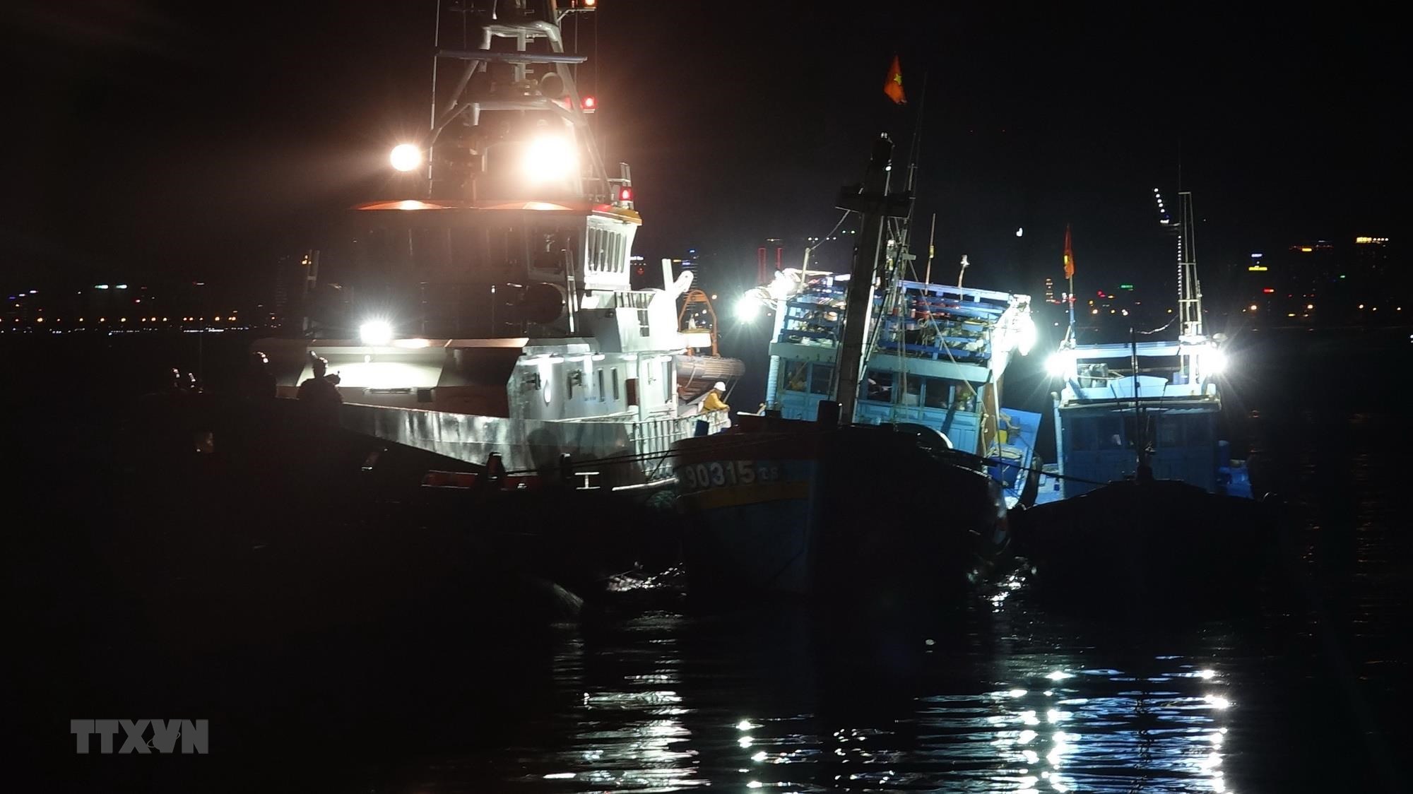 Cứu thành công 15 ngư dân gặp nạn ở vùng biển Hoàng Sa