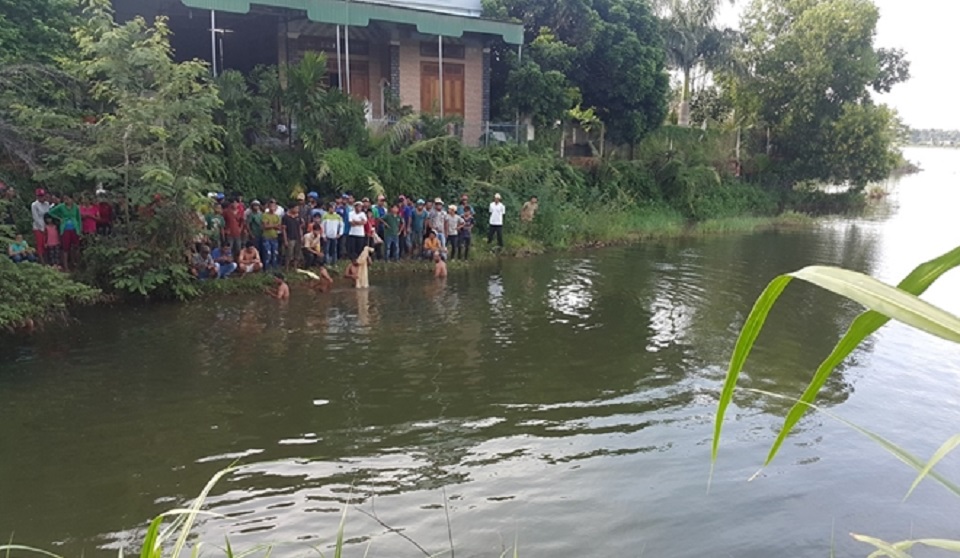 Bất thường bà dẫn cháu đi chơi sau đó bà mất tích, 2 cháu nhỏ đuối nước thương tâm