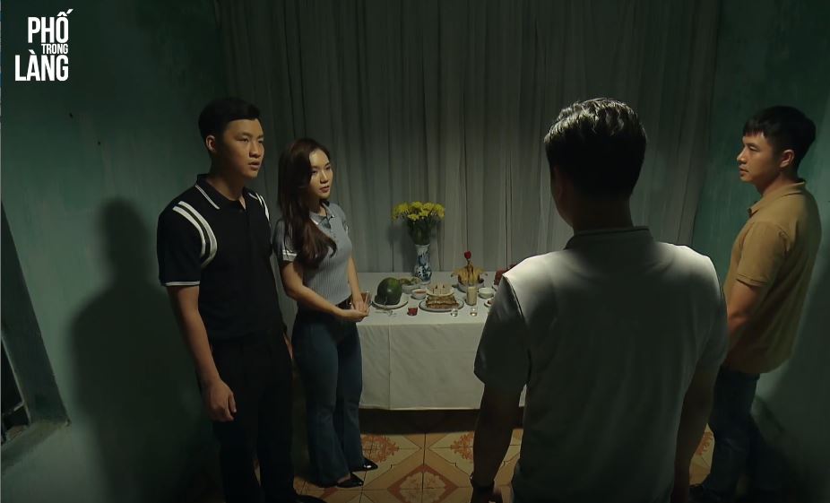 Preview Phố trong làng tập 24 Nam bất ngờ khi Ngọc và các đồng đội giúp anh làm mâm cơm trong ngày giỗ bố