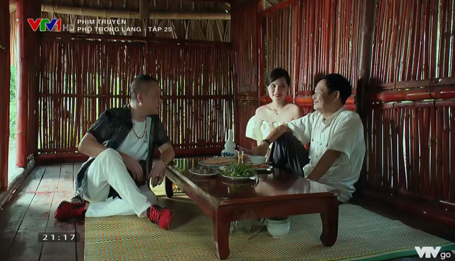 Phố trong làng - Tập 25 Vợ ông Trung đến đánh ghen tại nhà hàng Mây Chiều