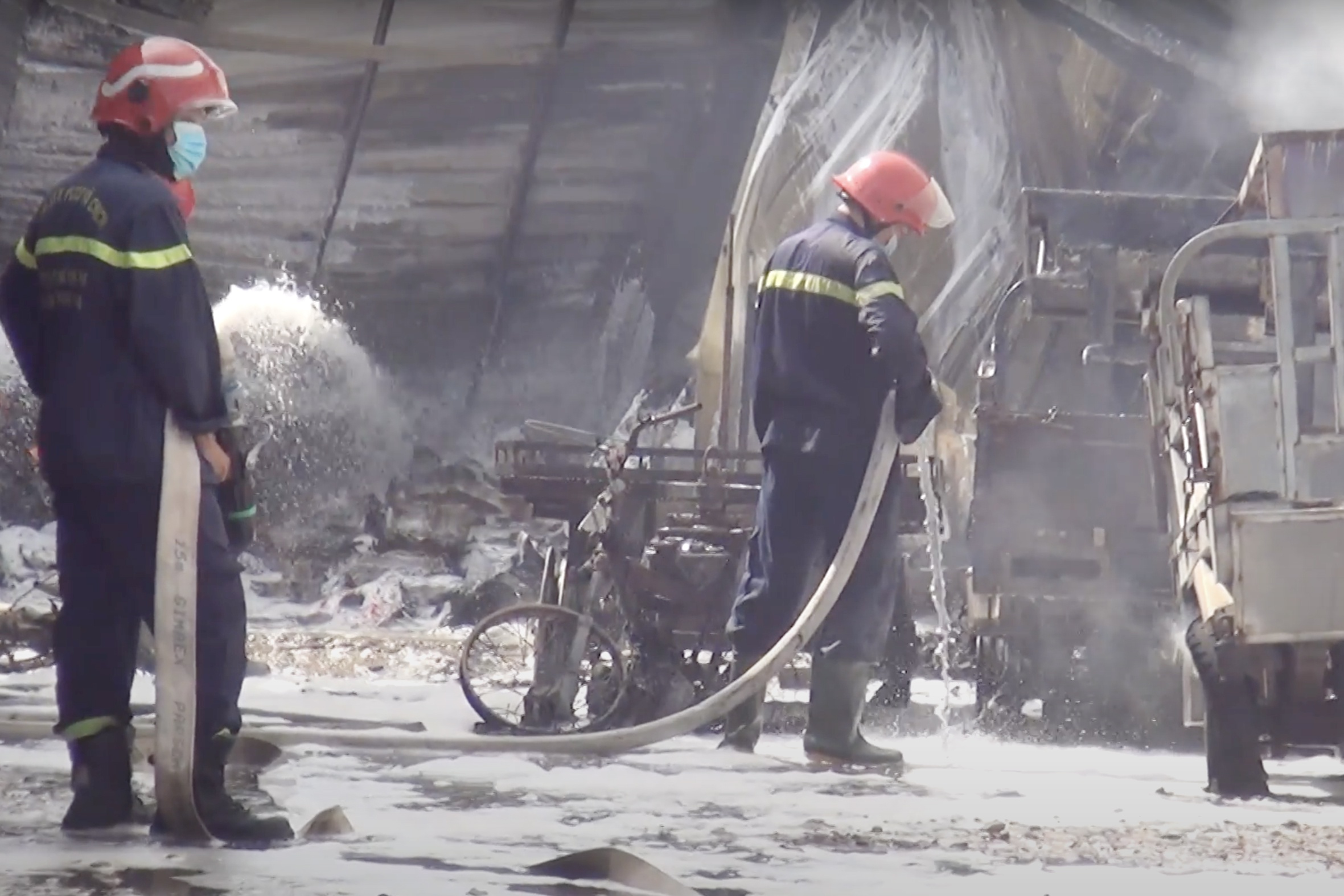 Cháy bãi xe ở TP. HCM, nhiều phương tiện bị thiêu rụi