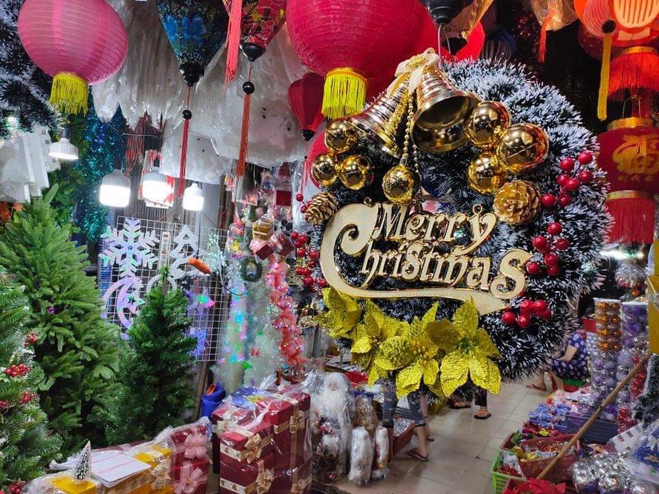 TP. HCM Ảnh hưởng dịch Covid-19, cửa hàng bán đồ trang trí Giáng sinh thưa thớt khách