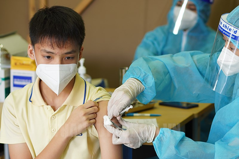 Kiểm điểm tổ tiêm liên tiếp 2 mũi vaccine phòng COVID-19 cho nam sinh ở Quảng Nam