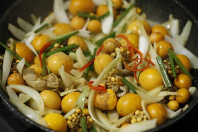 Cách làm trứng gà non, lòng gà xào cháy tỏi