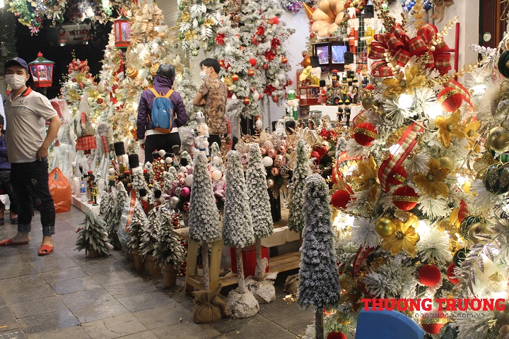 Hà Nội: Cửa hàng bán đồ trang trí Noel trên phố Hàng Mã vắng người