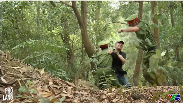 Preview Phố trong làng tập 29 Đông bị đâm trọng thương khi đỡ nhát dao cho Nam