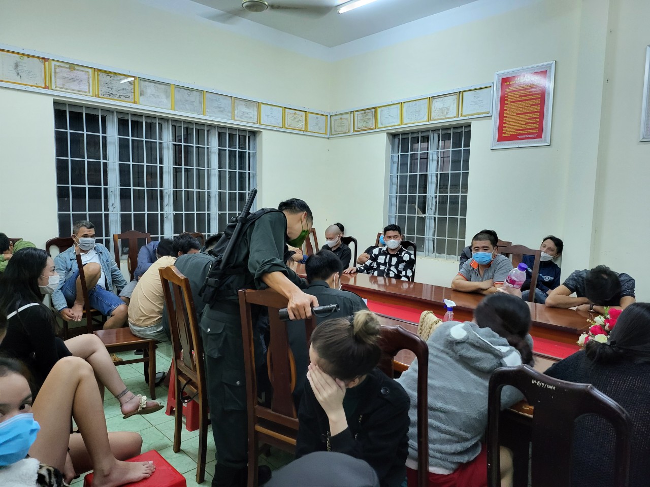 Hàng chục khách hát karaoke tay vịn trong lúc dịch COVID-19 ở TP Buôn Ma Thuột bùng phát