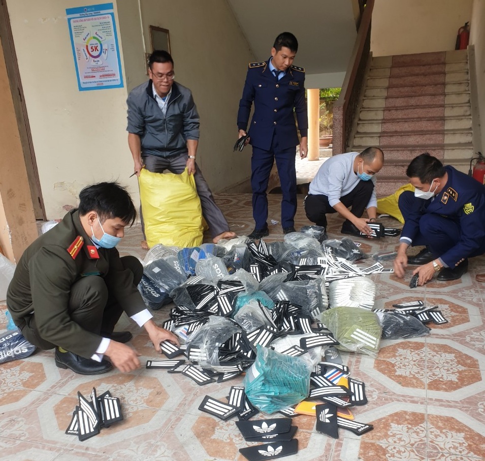 Hải Dương Phát hiện cơ sở sản xuất đế giầy, dép giả các nhãn hiệu nổi tiếng