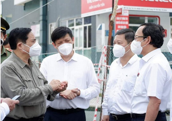 Thủ tướng Không để sót ai thuộc nhóm nguy cơ cao mà không được tiêm vaccine COVID-19