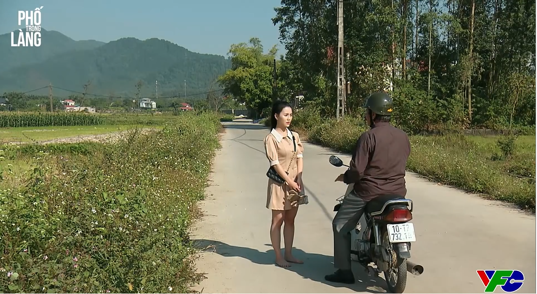 Preview Phố trong làng tập 34 Bố Đông choáng váng khi gặp bạn gái của con trai