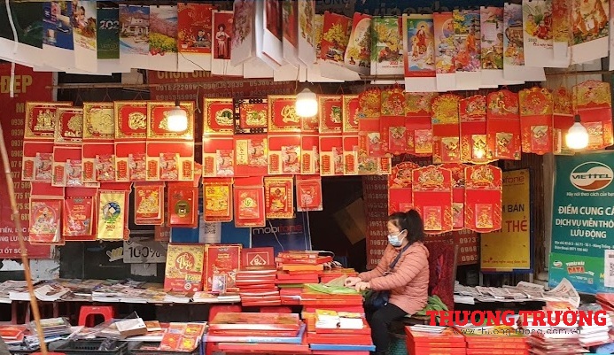 Gần hết năm thị trường lịch Tết vẫn vắng người mua