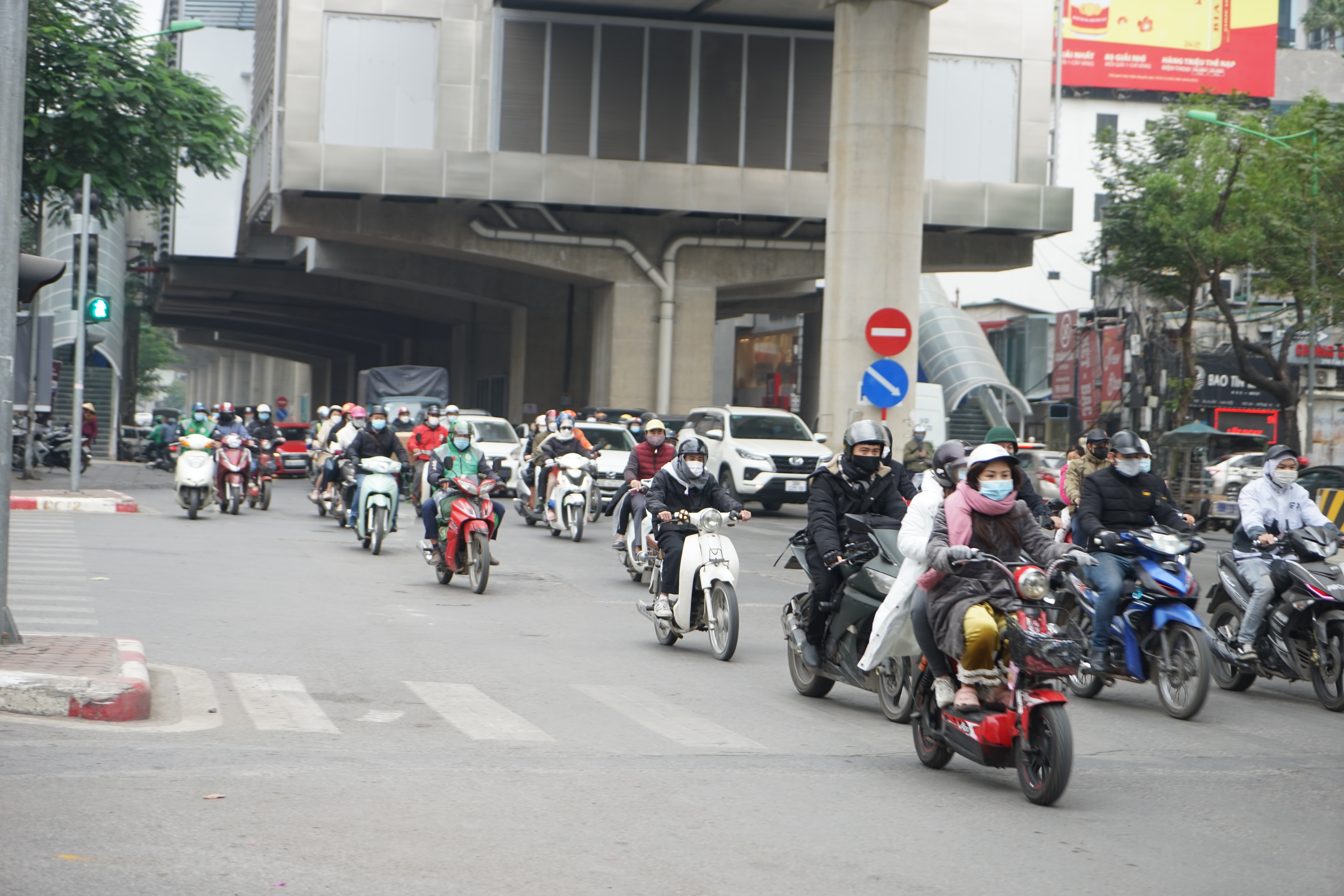 Người dân Hà Nội mặc kín mít trong tiết trời rét đậm nhất từ đầu mùa