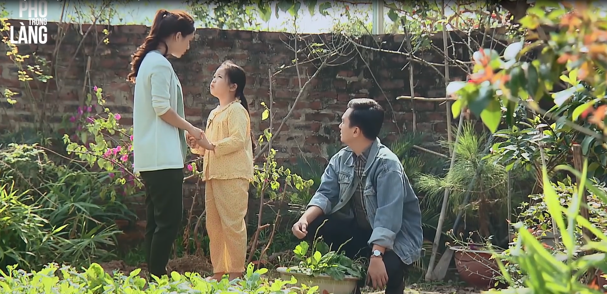 Preview Phố trong làng tập 37 Bé Tình cầu cứu Ngọc về nói với bà Mây đừng mua đất của bố Mến