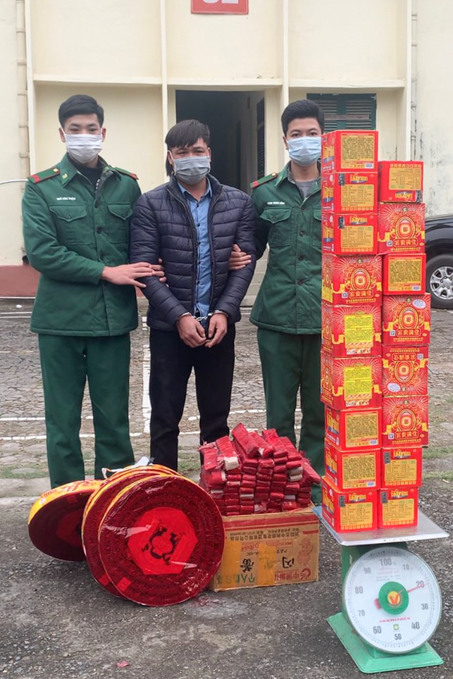 Quảng Ninh Bắt giữ đối tượng vận chuyển pháo nổ trái phép