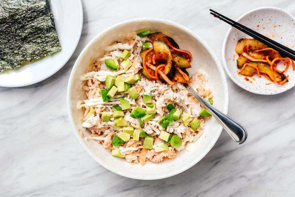 Cách làm cơm trộn cá hồi và xốt mayonnaise