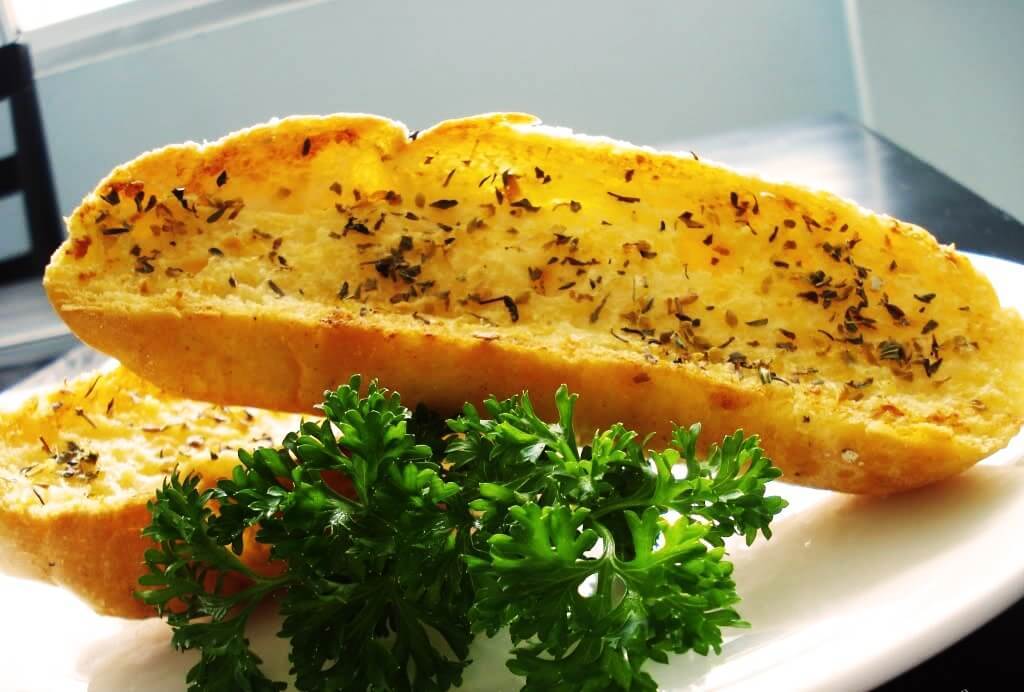 Cách làm bánh mì bơ tỏi siêu ngon