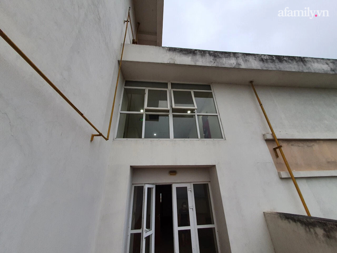 Hà Nội Ở chung cư nhưng phải lắp thêm mái hiên để... chống rác từ tầng trên ném xuống, phản ánh thì bị cắt nước