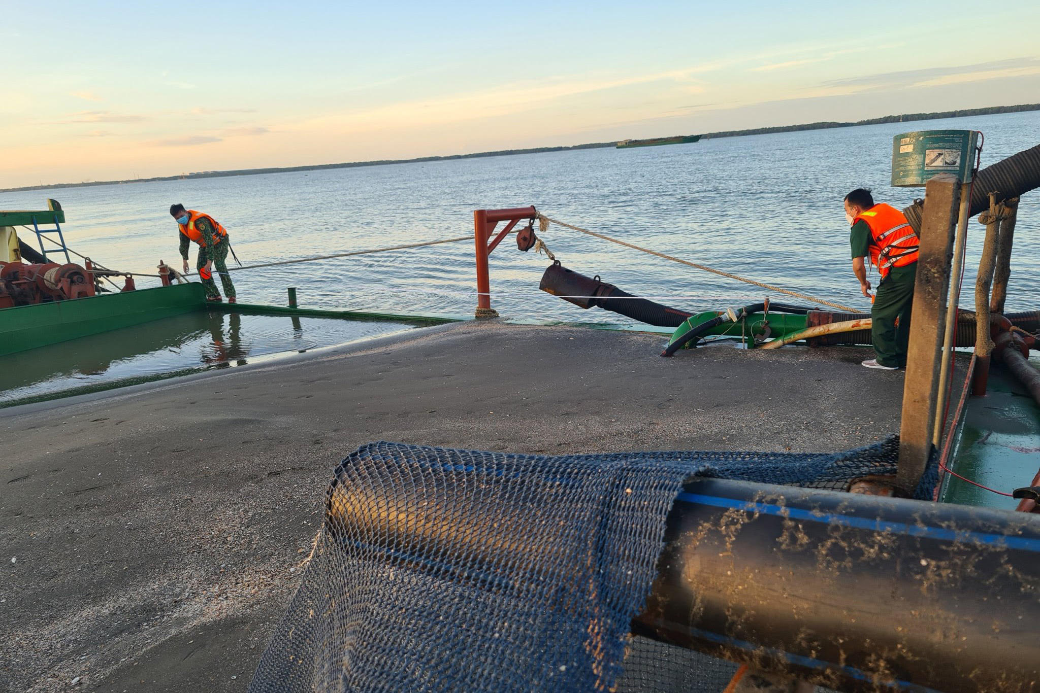 TP. HCM Bắt giữ 4 sà lan vận chuyển trên 2.500 m3 cát trái phép