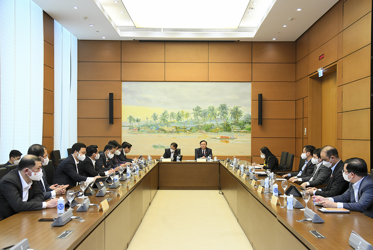 Ngày 61, Quốc hội thảo luận ở tổ về nhiều nội dung quan trọng