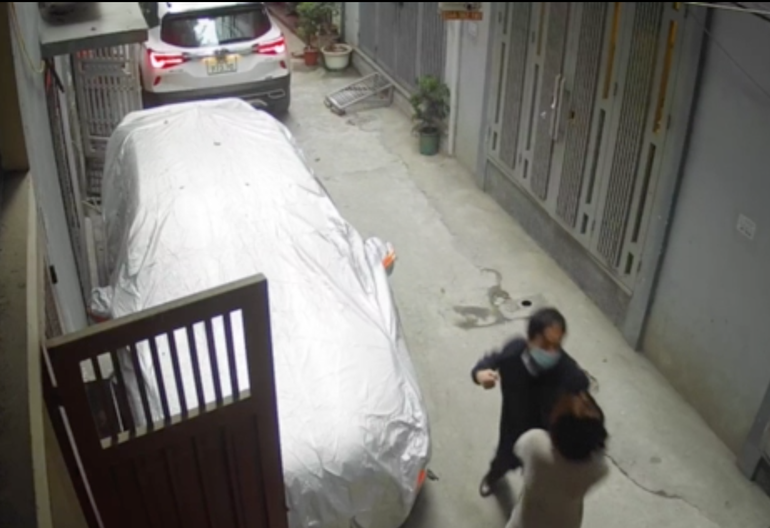 Xem xét tạm đình chỉ công tác Vụ phó xô xát với hàng xóm vì chỗ đỗ ô tô